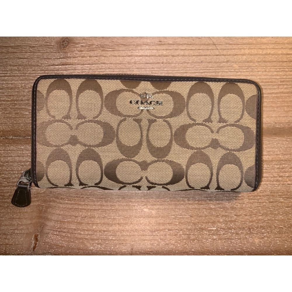 Classic Coach wallet *matching bag available!*